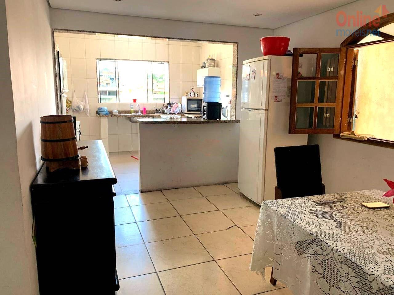 Casa à venda com 4 quartos, 180m² - Foto 1