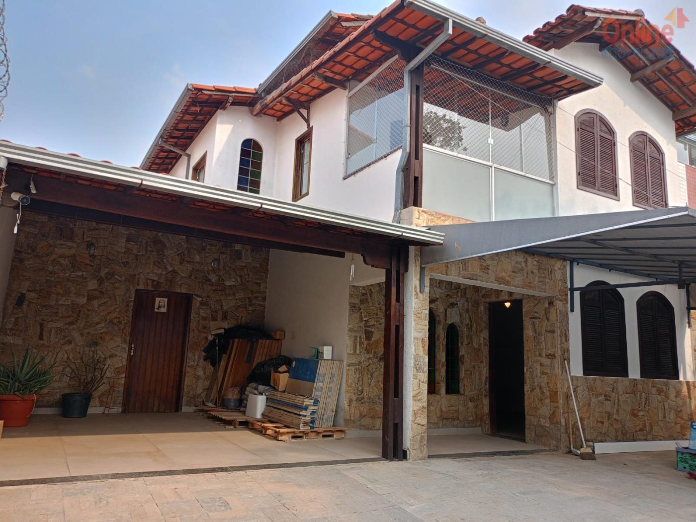 Casa à venda com 3 quartos, 360m² - Foto 1