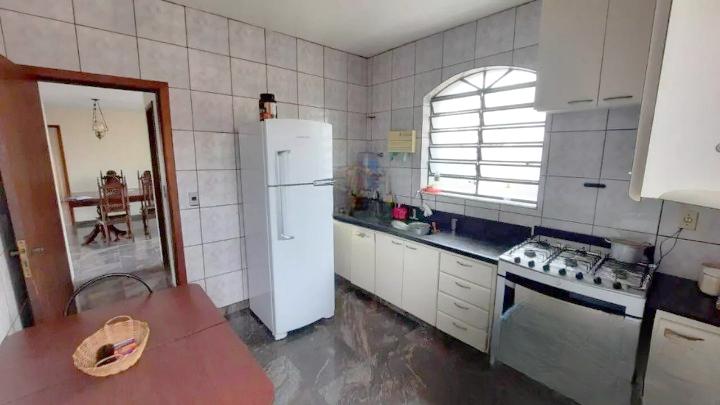 Casa à venda com 4 quartos, 216m² - Foto 9